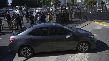 El auto que transporta al presidente de Argentina, Alberto Fernández, llega este martes 15 de febrero a los tribunales de Buenos Aires,