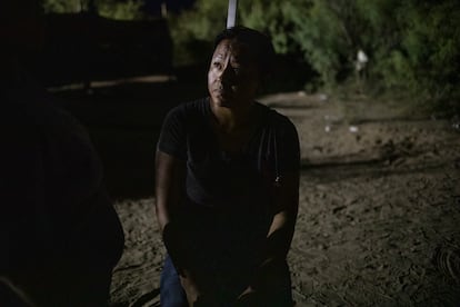 Familiares de los mineros atrapados esperan noticias sobre sus seres queridos en la mina.
