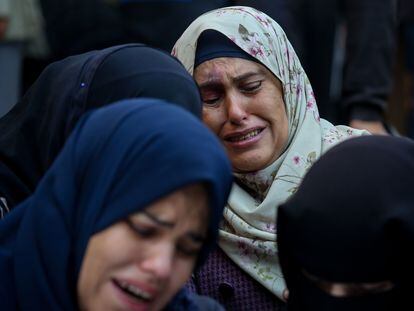 Varias mujeres lloraban mientras recogían los cuerpos de los palestinos muertos en un ataque aéreo en Jan Yunis, este domingo.