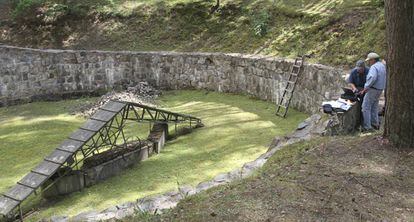 Un grupo de t&eacute;cnicos prepara el an&aacute;lisis para localizar el t&uacute;nel de Ponar.