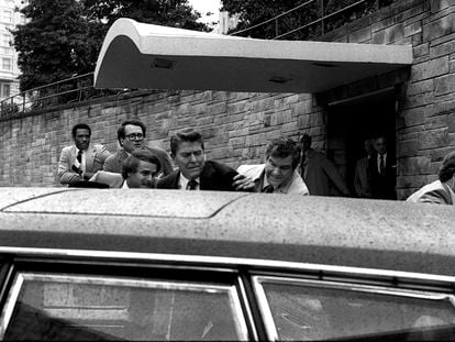 Ronald Reagan, el 30 de marzo de 1981, después de recibir un disparo de John Hinckley a la salida del Washington Hilton.