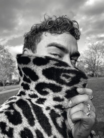 Olly Alexander es uno de los pocos actores que logra saltar con comodidad y buenas críticas de la industria musical a la interpretación.