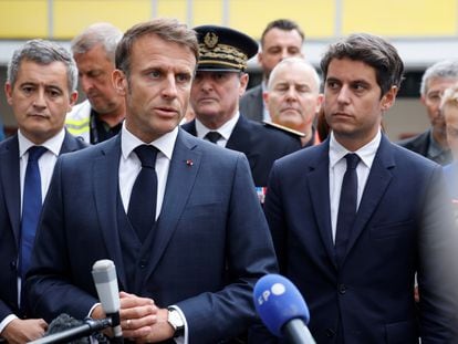El presidente francés, Emmanuel Macron, flanqueado por el entonces ministro de Educación y Juventud, Gabriel Attal (a su izquierda), y el ministro del Interior, Gerald Darmanin, en Arras (Francia) el 13 de octubre de 2023.
