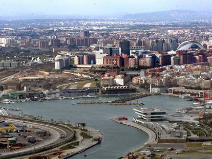 Vista a&eacute;rea del puerto de Valencia.