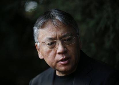 El escritor Kazuo Ishiguro atiende a la prensa en Londres después de ganar el Nobel de Literatura.