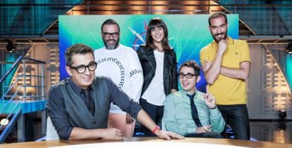 El reparto de 'En el aire': Buenafuente y Berto, en primer plano. Detrás: Bob Pop, Belén Cuesta y Jorge Ponce.