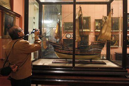 Un visitante ante uno de los modelos de barcos expuestos en una de las salas del Museo Naval.