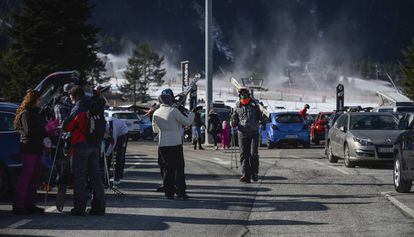 Esquiadors arriben a l'estació de La Molina el primer cap de setmana sense confinament comarcal.