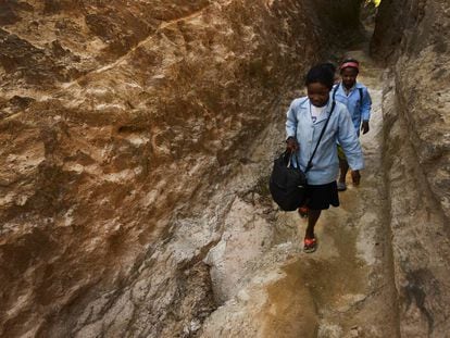 Marceline Razanantsoa cada día tarda más en llegar a la escuela por culpa del cambio climático (Antanifotsy. Madagascar).