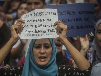 Concentración de ciudadanos musulmanes en Barcelona en contra de los atentados de La Rambla y Cambrils.