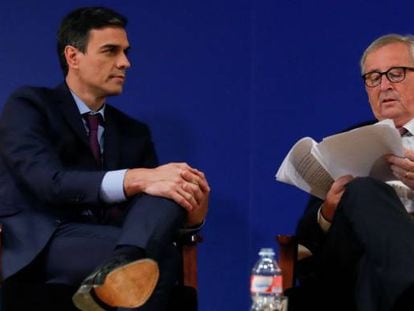 El presidente de la Comisión Europea, Jean-Claude Juncker (d), junto al presidente del Gobierno, Pedro Sánchez (i).