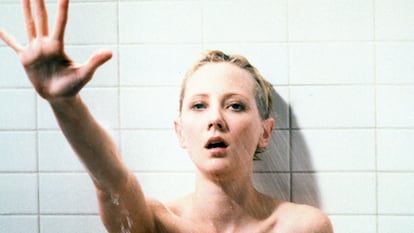 No es Janet Leigh: es Anne Heche muriendo a todo color en la versión de 'Psicosis' que Gus Van Sant dirigió en 1998.