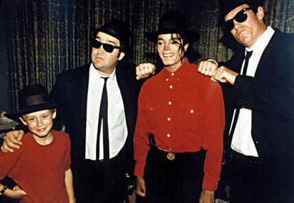 Macaulay Culkin y Michael Jackson junto a Jake y Elwood del grupo Blues Brothers, en 1991.
