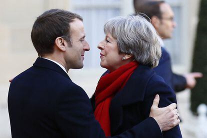 Theresa May y Emmanuel Macron se saludan antes de la reunión de dirigentes políticos por la Cumbre del Clima en París.