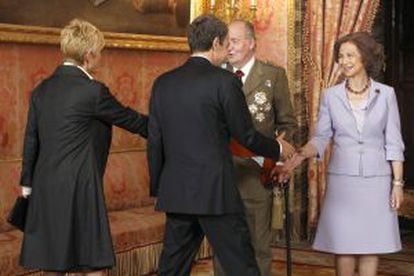 Los Reyes saludan a Zapatero y a su mujer, Sonsoles Espinosa.