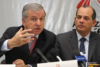 En la imagen, el ministro de economía de Chile, Felipe Larrain (i). EFE/Archivo
