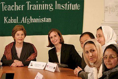 La primera dama de EE UU, Laura Bush, durante un debate con profesoras y estudiantes en la Universidad de Kabul.
