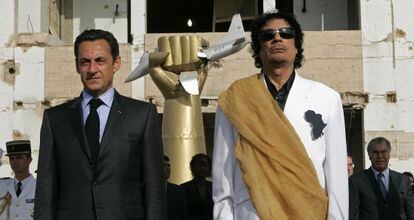 Sarkozy y Gadafi escuchan el himno franc&eacute;s en Tr&iacute;poli durante una visita del primero a Libia en 2007. 