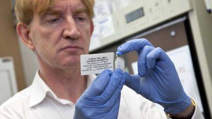 Un investigador sostiene la vacuna experimental de GSK.