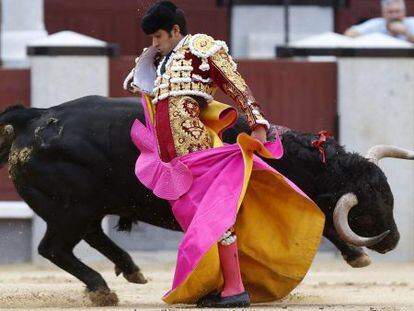 El diestro mexicano Joselito Adame en su primer toro.