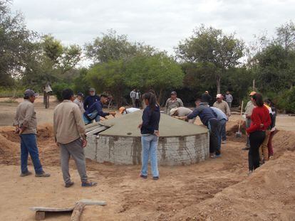 Ingeniería Sin Fronteras busca capacitar a comunidades de Santiago del Estero para desarrollar sistemas para cosechar agua de lluvia.