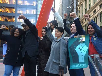 Un grupo de escritores latinos, creadores del movimiento 'Dignidad literaria' protestan contra la publicación de la novela 'American Dirt', en Nueva York, el pasado febrero.