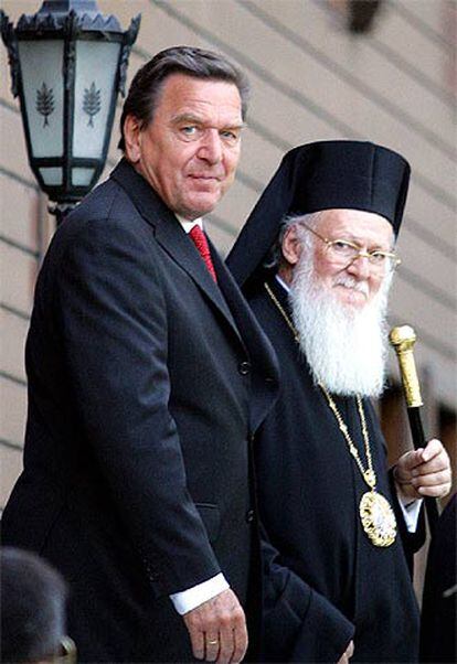 Schröder, junto al patriarca ortodoxo Bartolomé I ayer en Estambul.