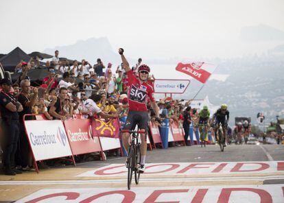 Chris Froome celebrando su victoria en la novena etapa de la Vuelta Ciclista a España el 27 de agosto de 2017.