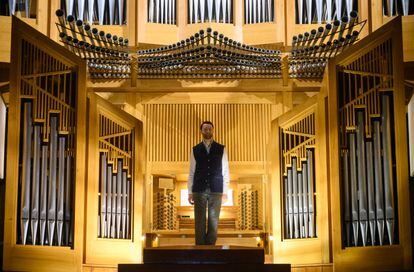 Benjamin Alard agradece desde la galería del órgano los aplausos del público al final de su concierto matinal del sábado.