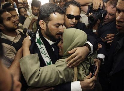 El periodista Muntader al Zaidi es abrazado por su hermana después de salir de la cárcel en Bagdad.