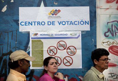 Cartel con las normas de seguridad para poder acceder al centro de votación, en Caracas.
