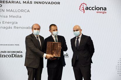 Rafael Mateo, director ejecutivo de Acciona Energía, y Antón Martínez, director de Enagás Renovables, reciben el premio al Proyecto empresarial más innovador en el campo tecnológico, entregado por Carlos Núñez, presidente de PRISA Media.