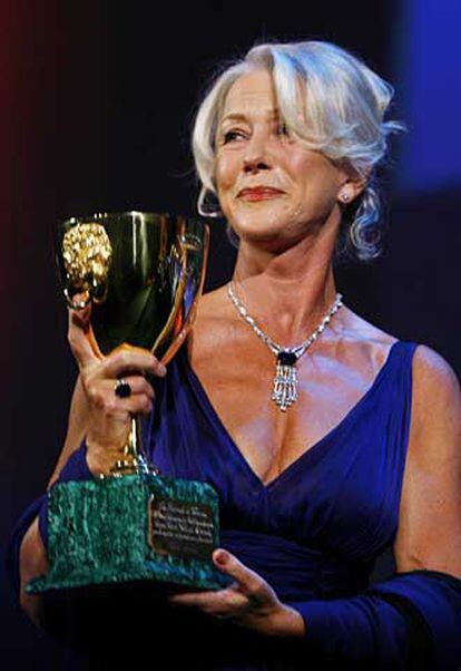 Helen Mirren recoge la Copa Volpi a la mejor interpretación por <i>La reina</i>