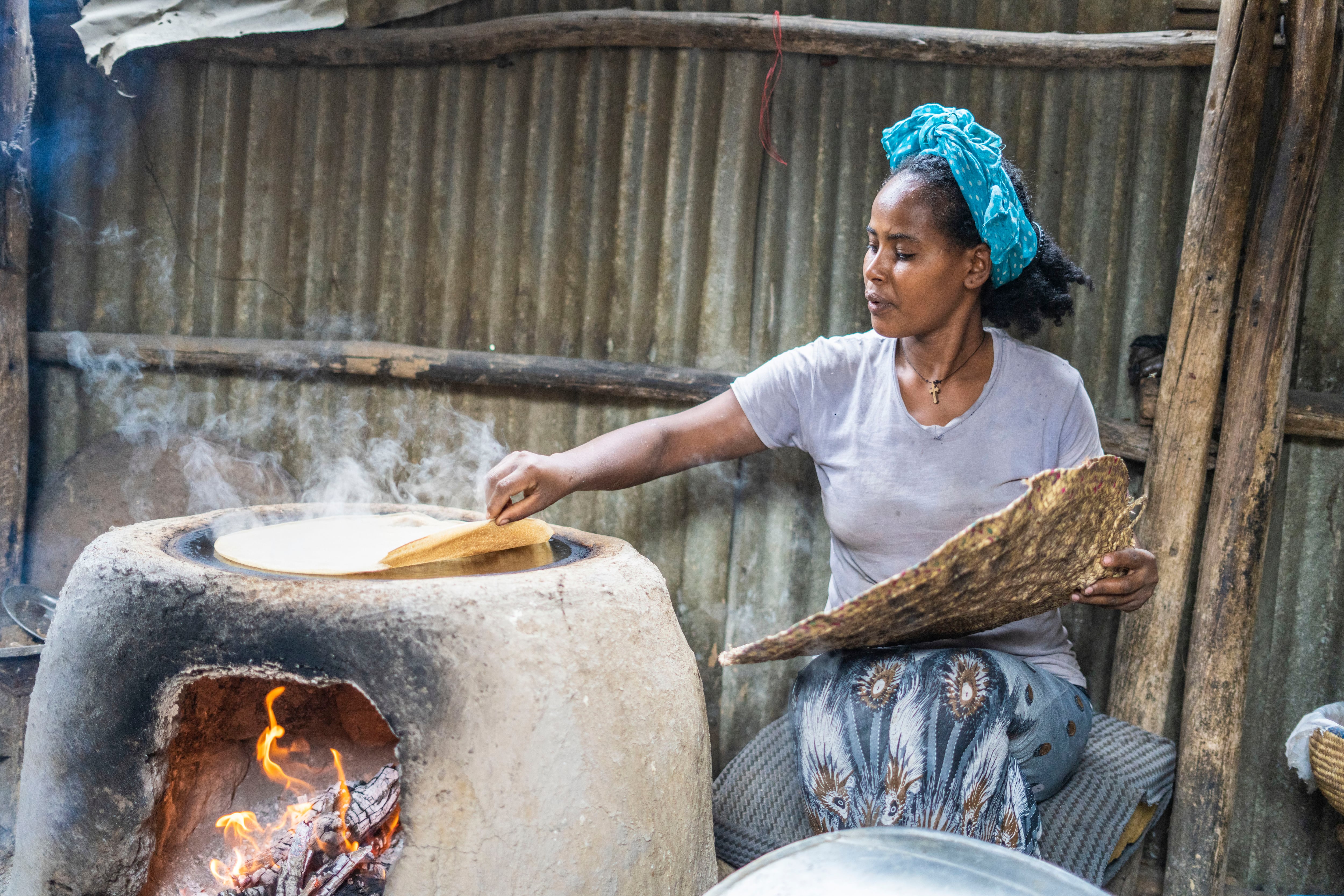Una mujer prepara injera en su casa, en Berhale, Etiopía. 