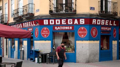 Exterior de la Bodega Rosell, que hace esquina entre calle de las Delicias y calle del General Lacy.