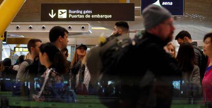 Viajeros en el aeropuerto Adolfo Suárez Madrid Barajas.