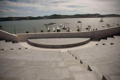 Vista general de un anfiteatro al aire libre del centro Champalimaud, en Lisboa, junto al río Tajo.