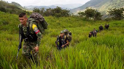 Miembros del Frente 36 de las Fuerzas Armadas Revolucionarias de Colombia o FARC, caminan hacia un nuevo campamento en el estado de Antioquia, en los Andes noroccidentales de Colombia.