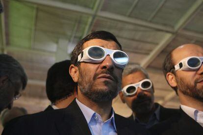 Mahmud Ahmadineyad durante una visita a una exposici&oacute;n de tecnolog&iacute;a en Teher&aacute;n. 