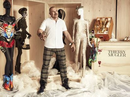 Thierry Mugler, en un retrato de 2018 junto a algunas de sus creaciones más célebres.