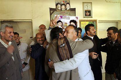 Seguidores del líder chií Abdulaziz al Hakim celebran en Kerbala el éxito en las elecciones.