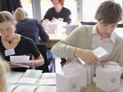 Dos funcionarios finlandeses comienzan el recuento de votos.
