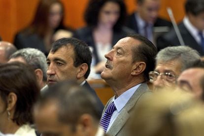 4 de octubre de 2010.<br>El ex alcalde de Marbella, Julian Muñoz (d), junto al ex jefe de la Policía Local de Marbella, Rafael del Pozo (i) en el banquillo de los acusados en la sección primera de la Audiencia Provincial de Málaga, durante la tercera sesión del juicio del 'caso Malaya'.