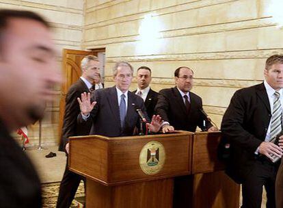 Bush y Al Maliki, después de que un periodista arrojara dos zapatos (al fondo, uno de ellos en el suelo) al presidente de EE UU.