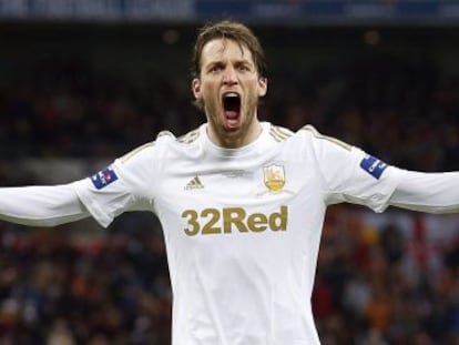 Michu celebra un gol con el Swansea durante la final de la Capital Cup ante el Bradford