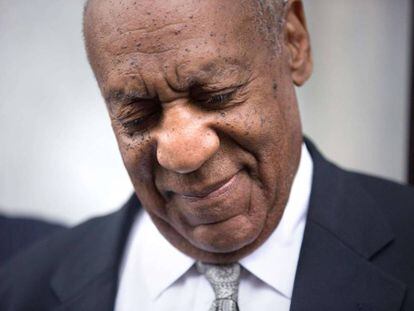 Bill Cosby, a la salida de la vista en la que se declaró el juicio nulo.