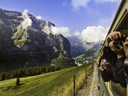Un tren entre las localidades de Lauterbrunnen e Interlaken, en Suiza, país incluido en el Interrail Global Pass.