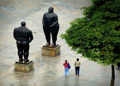 Dos obras de Botero en la plaza de Medellín que lleva su nombre.