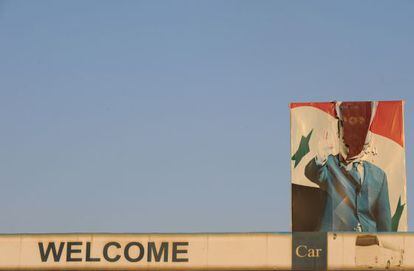 Un retrato roto del presidente sirio Bachar el Asad en el puente fronterizo de Bab el Hawa, en la frontera con Turquía.