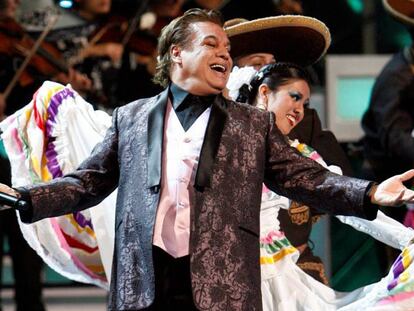 Juan Gabriel, en un concierto en Ciudad de México. En el vídeo, las declaraciones de Claudia Gabriela Aguilera.